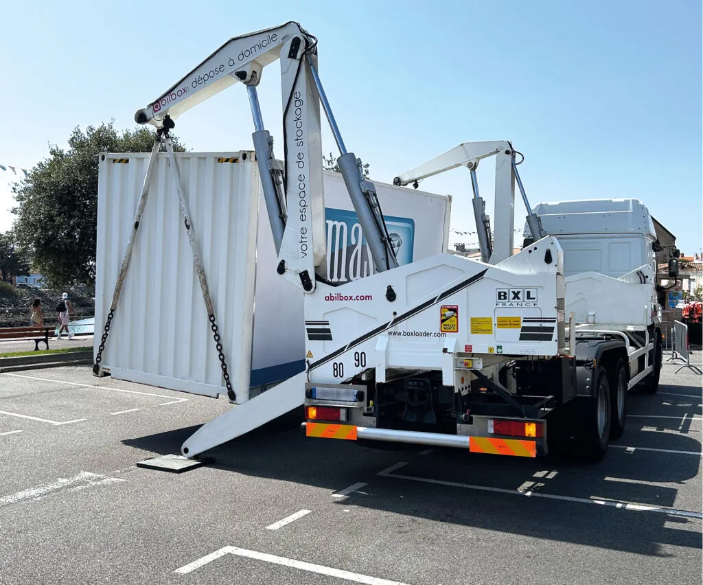 Container de stockage mobile MAS-DUGAST positionné sur le parking de la capitainerie des Sables d'Olonne avec le camion-grue abilbox
